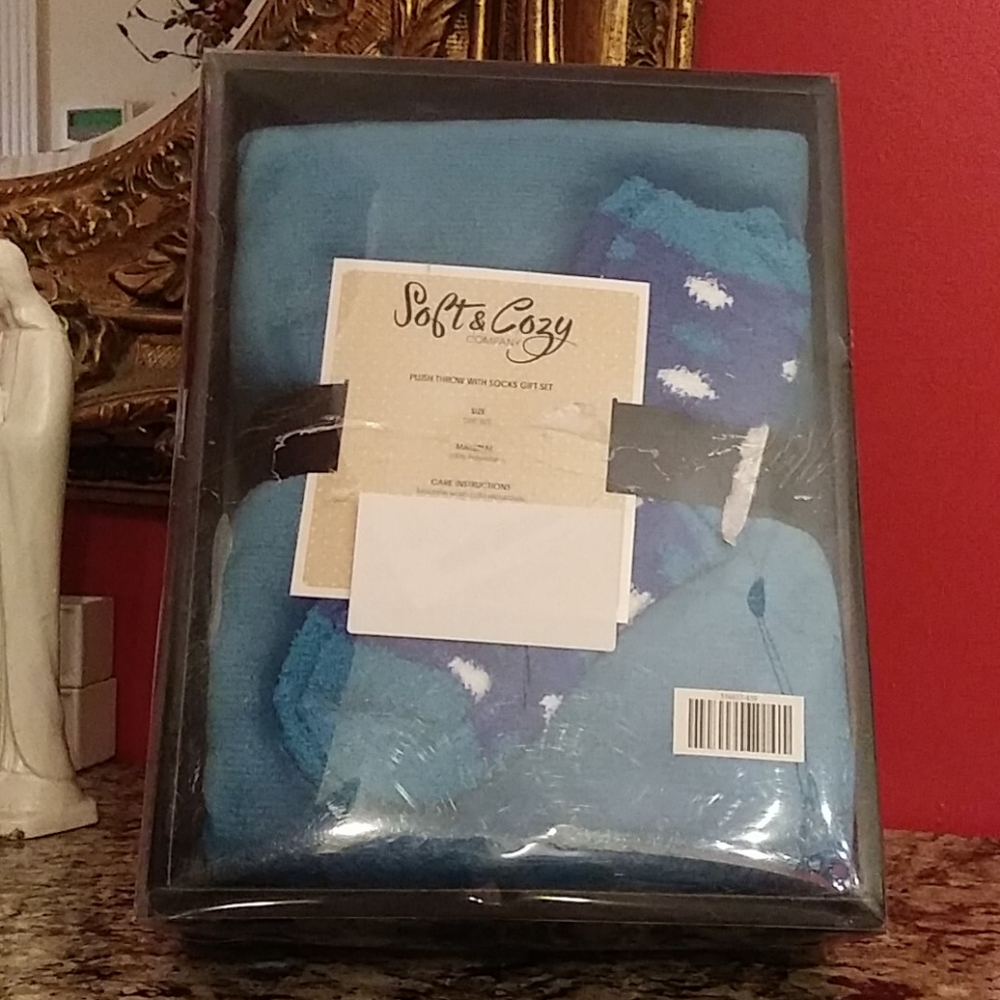 *COPY - 0429 Soft & Cozy Plush Throw w/ Socks Gift Set*